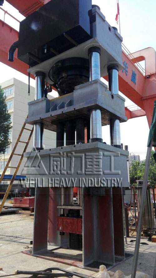 行車裝配下的1200噸三梁四柱油壓機