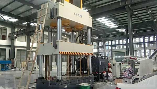 1000噸四柱油壓機側視圖
