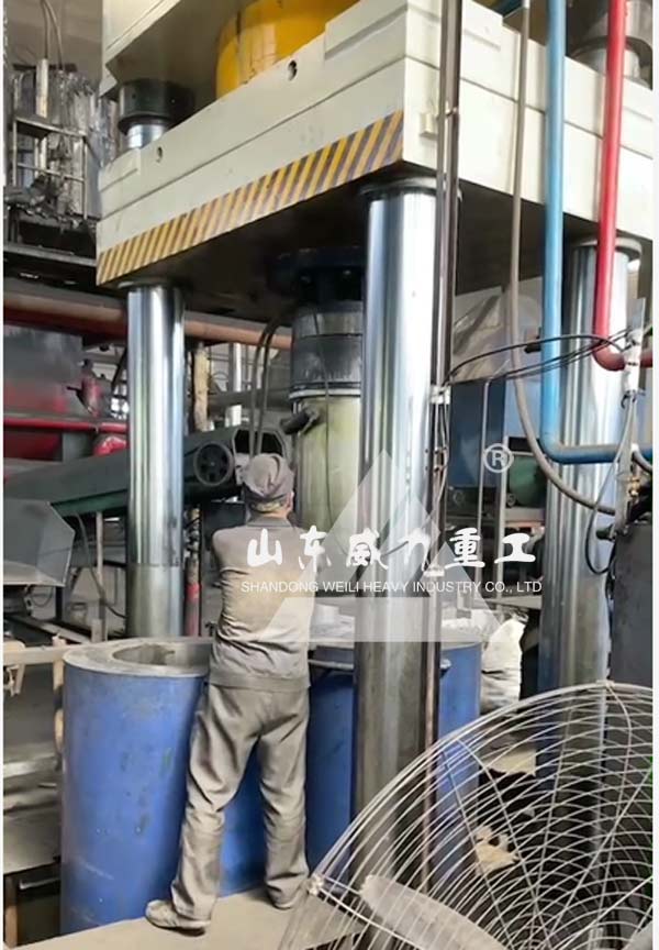 坩堝成型油壓機壓制現場圖